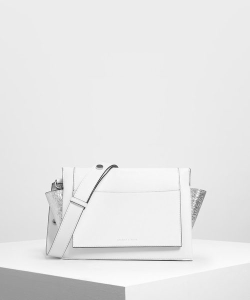 CHARLES & KEITH（チャールズ & キース）の「チェーンハンドル ショルダーバッグ /Chain Handle Shoulder bag（ショルダーバッグ・レディース・ホワイト/ブラック/イエロー/グリーン・M）」の2枚目の写真