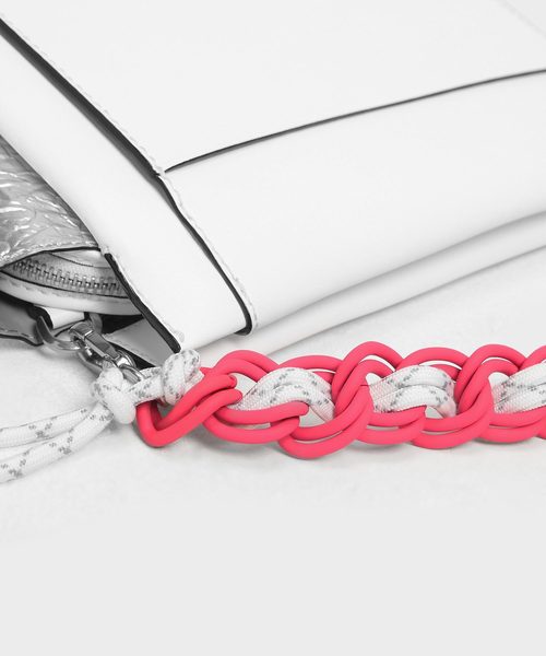 CHARLES & KEITH（チャールズ & キース）の「チェーンハンドル ショルダーバッグ /Chain Handle Shoulder bag（ショルダーバッグ・レディース・ホワイト/ブラック/イエロー/グリーン・M）」の17枚目の写真