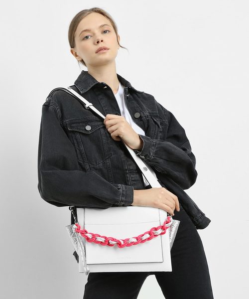 CHARLES & KEITH（チャールズ & キース）の「チェーンハンドル ショルダーバッグ /Chain Handle Shoulder bag（ショルダーバッグ・レディース・ホワイト/ブラック/イエロー/グリーン・M）」の10枚目の写真