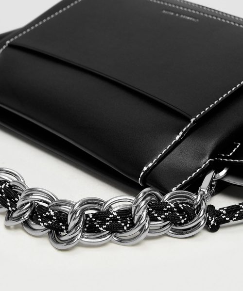 CHARLES & KEITH（チャールズ & キース）の「チェーンハンドル ショルダーバッグ /Chain Handle Shoulder bag（ショルダーバッグ・レディース・ホワイト/ブラック/イエロー/グリーン・M）」の8枚目の写真