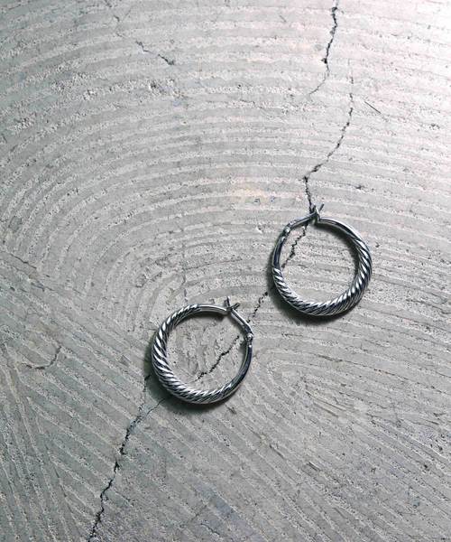YArKA(ヤーカ)の「【YArKA/ヤーカ】silver925 twist design pole pierce/ツイストデザインピアス シルバー925(ピアス(両耳用)・レディース・シルバー・FREE)」の2枚目の写真