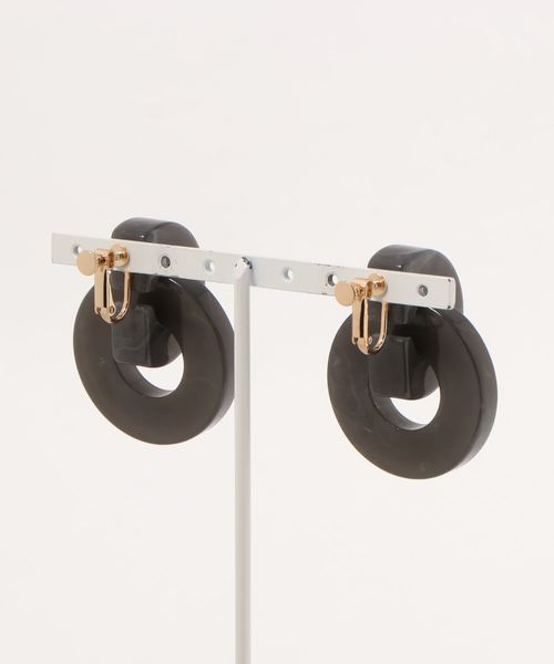 SLOBE IENA（スローブイエナ）の「SLOBE アクリルリングイヤリング◆（イヤリング・レディース・ブラック/ベージュ/オレンジ・FREE）」の4枚目の写真