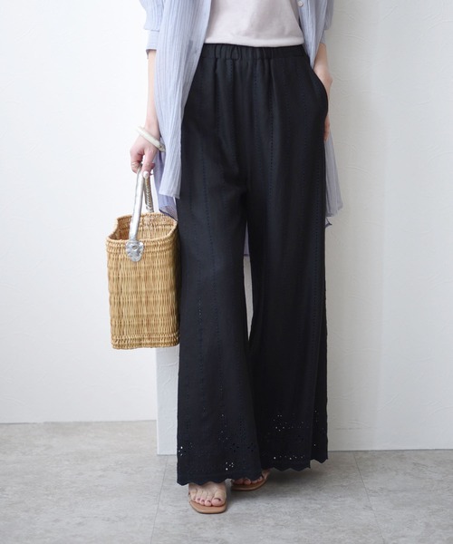 Eimee Law(エイミーロウ)の「カット刺繍リラックスパンツ(その他パンツ・レディース・ブラック/ライトベージュ・38)」の2枚目の写真