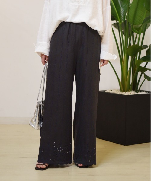 Eimee Law(エイミーロウ)の「カット刺繍リラックスパンツ(その他パンツ・レディース・ブラック/ライトベージュ・38)」の3枚目の写真