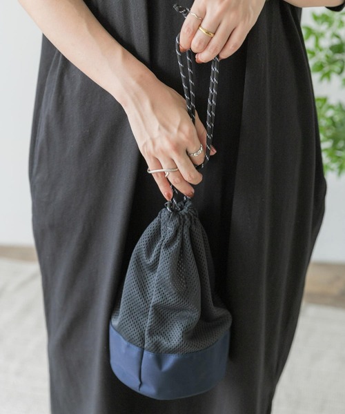 ITEMS URBANRESEARCH（アイテムズ アーバンリサーチ）の「メッシュ ドロスト巾着バッグ（ショルダーバッグ・メンズ・ネイビー/ブラック/オリーブ・-）」の4枚目の写真