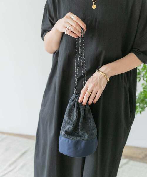 ITEMS URBANRESEARCH（アイテムズ アーバンリサーチ）の「メッシュ ドロスト巾着バッグ（ショルダーバッグ・メンズ・ネイビー/ブラック/オリーブ・-）」の5枚目の写真