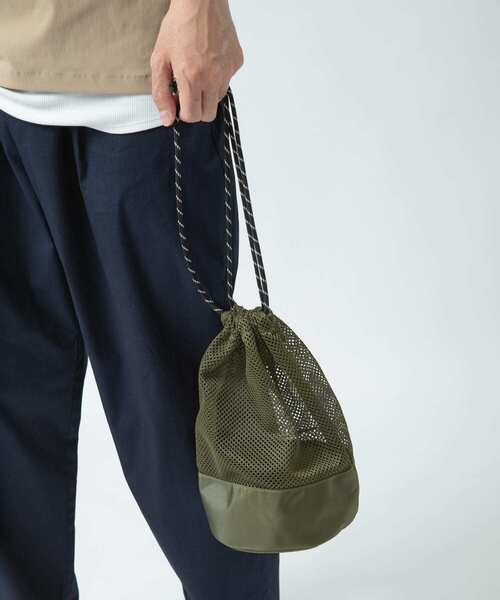ITEMS URBANRESEARCH（アイテムズ アーバンリサーチ）の「メッシュ ドロスト巾着バッグ（ショルダーバッグ・メンズ・ネイビー/ブラック/オリーブ・-）」の6枚目の写真