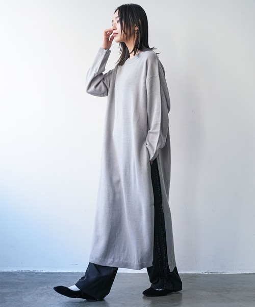 mili an deni（ミリアンデニ）の「クルーネックサイドスリットニットロングワンピース（ワンピース・レディース・ライトグレー/アイボリー/ベージュ/ブラック/ブルー/チャコールグレー/グリーン/パープル/ネイビー・L/M）」の4枚目の写真