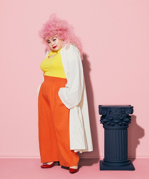 PUNYUS（プニュズ）の「HOODEDナイロンコート（マウンテンパーカー・レディース・オフホワイト/カーキ/ベージュ/ブラック/ライトピンク・3/4）」の2枚目の写真