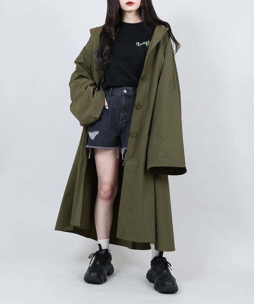 PUNYUS（プニュズ）の「HOODEDナイロンコート（マウンテンパーカー・レディース・オフホワイト/カーキ/ベージュ/ブラック/ライトピンク・3/4）」の4枚目の写真