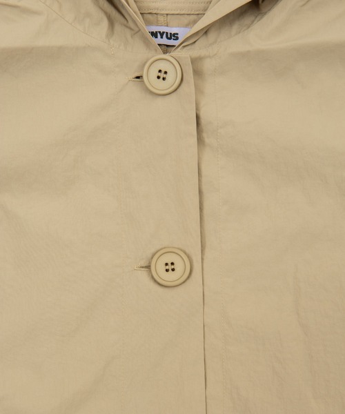PUNYUS（プニュズ）の「HOODEDナイロンコート（マウンテンパーカー・レディース・オフホワイト/カーキ/ベージュ/ブラック/ライトピンク・3/4）」の10枚目の写真