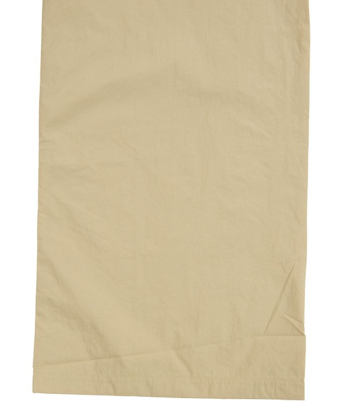 PUNYUS（プニュズ）の「HOODEDナイロンコート（マウンテンパーカー・レディース・オフホワイト/カーキ/ベージュ/ブラック/ライトピンク・3/4）」の12枚目の写真