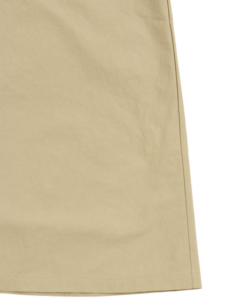 PUNYUS（プニュズ）の「HOODEDナイロンコート（マウンテンパーカー・レディース・オフホワイト/カーキ/ベージュ/ブラック/ライトピンク・3/4）」の14枚目の写真