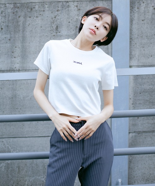 X-girl(エックスガール)の「EMBROIDERED MILLS LOGO S/S BABY TEE(Tシャツ/カットソー・レディース・ホワイト/オリーブ/チャコール・S/M)」の2枚目の写真