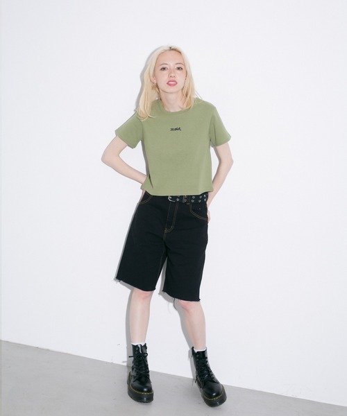 X-girl(エックスガール)の「EMBROIDERED MILLS LOGO S/S BABY TEE(Tシャツ/カットソー・レディース・ホワイト/オリーブ/チャコール・S/M)」の16枚目の写真