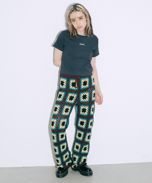 X-girl(エックスガール)の「EMBROIDERED MILLS LOGO S/S BABY TEE(Tシャツ/カットソー・レディース・ホワイト/オリーブ/チャコール・S/M)」の8枚目の写真