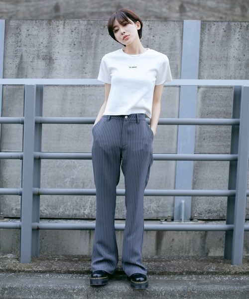 X-girl(エックスガール)の「EMBROIDERED MILLS LOGO S/S BABY TEE(Tシャツ/カットソー・レディース・ホワイト/オリーブ/チャコール・S/M)」の4枚目の写真