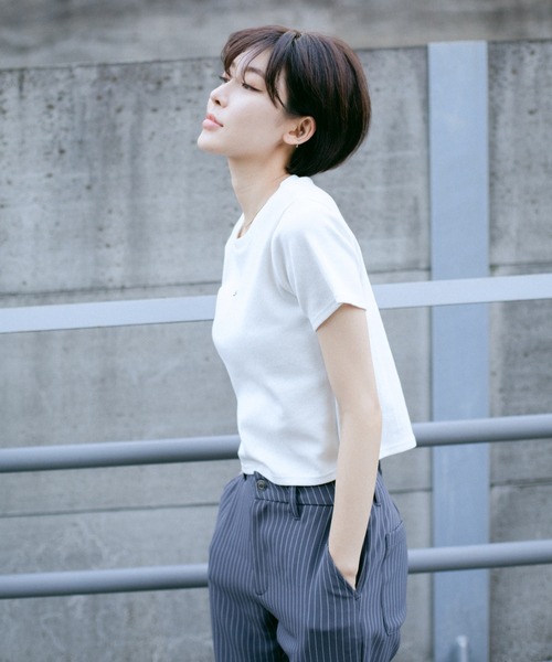 X-girl(エックスガール)の「EMBROIDERED MILLS LOGO S/S BABY TEE(Tシャツ/カットソー・レディース・ホワイト/オリーブ/チャコール・S/M)」の5枚目の写真