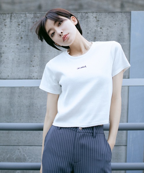 X-girl(エックスガール)の「EMBROIDERED MILLS LOGO S/S BABY TEE(Tシャツ/カットソー・レディース・ホワイト/オリーブ/チャコール・S/M)」の6枚目の写真