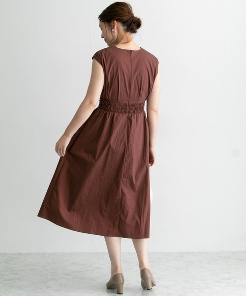 URBAN RESEARCH ROSSO(アーバンリサーチロッソ)の「ウエストスモッキングドレス∴(ワンピース・レディース・ネイビー/ブロンズ/バーガンディー・FREE)」の7枚目の写真
