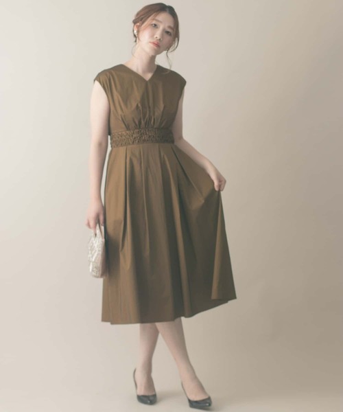 URBAN RESEARCH ROSSO(アーバンリサーチロッソ)の「ウエストスモッキングドレス∴(ワンピース・レディース・ネイビー/ブロンズ/バーガンディー・FREE)」の14枚目の写真