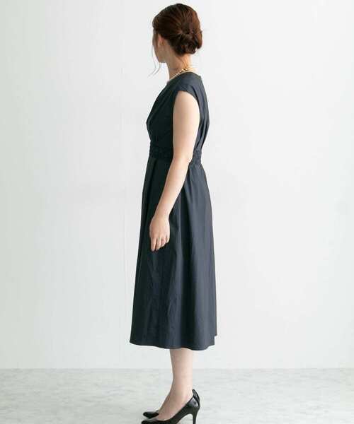 URBAN RESEARCH ROSSO(アーバンリサーチロッソ)の「ウエストスモッキングドレス∴(ワンピース・レディース・ネイビー/ブロンズ/バーガンディー・FREE)」の22枚目の写真