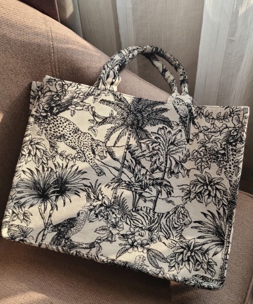 KOR（ケーオーアール）の「アニマル柄トートバッグ（トートバッグ・レディース・ホワイト・FREE）」の9枚目の写真