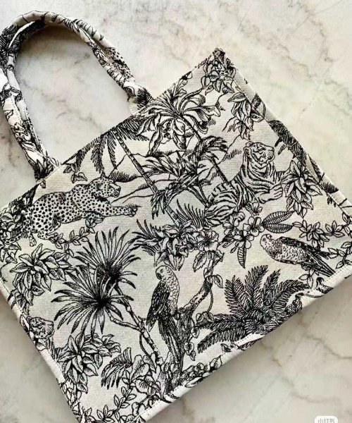 KOR（ケーオーアール）の「アニマル柄トートバッグ（トートバッグ・レディース・ホワイト・FREE）」の11枚目の写真