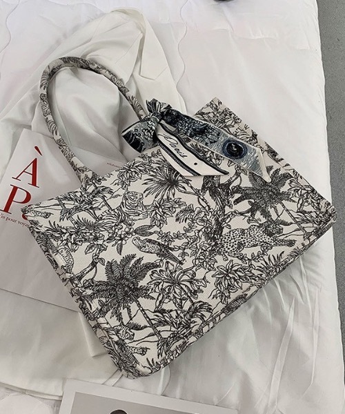 KOR（ケーオーアール）の「アニマル柄トートバッグ（トートバッグ・レディース・ホワイト・FREE）」の6枚目の写真