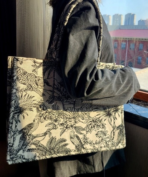 KOR（ケーオーアール）の「アニマル柄トートバッグ（トートバッグ・レディース・ホワイト・FREE）」の7枚目の写真