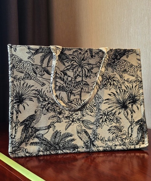 KOR（ケーオーアール）の「アニマル柄トートバッグ（トートバッグ・レディース・ホワイト・FREE）」の8枚目の写真