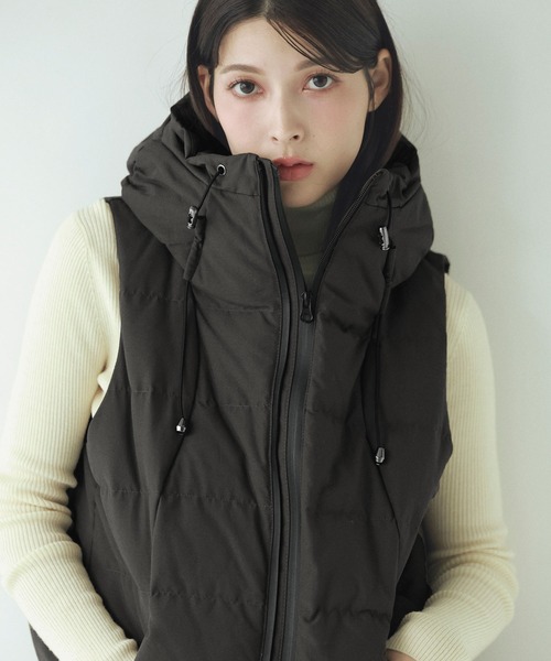 Filomo（フィローモ）の「[Filomo]ダウンベスト弱はっ水（ダウンベスト・レディース・キャメル/グレイッシュブルー/カーキ/ネイビー/ブラック/モカ/アイボリー/モスグリーン・M/L/LL）」の3枚目の写真