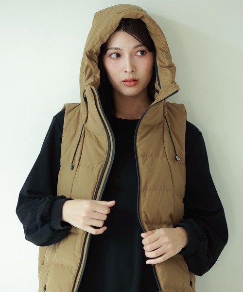 Filomo（フィローモ）の「[Filomo]ダウンベスト弱はっ水（ダウンベスト・レディース・キャメル/グレイッシュブルー/カーキ/ネイビー/ブラック/モカ/アイボリー/モスグリーン・M/L/LL）」の4枚目の写真