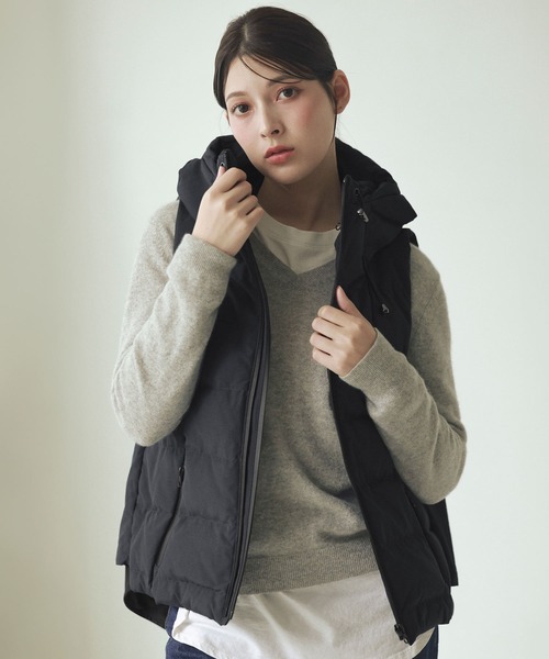 Filomo（フィローモ）の「[Filomo]ダウンベスト弱はっ水（ダウンベスト・レディース・キャメル/グレイッシュブルー/カーキ/ネイビー/ブラック/モカ/アイボリー/モスグリーン・M/L/LL）」の17枚目の写真