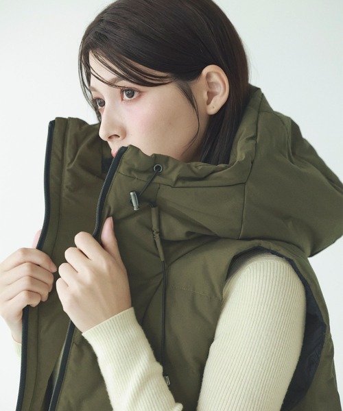 Filomo（フィローモ）の「[Filomo]ダウンベスト弱はっ水（ダウンベスト・レディース・キャメル/グレイッシュブルー/カーキ/ネイビー/ブラック/モカ/アイボリー/モスグリーン・M/L/LL）」の15枚目の写真