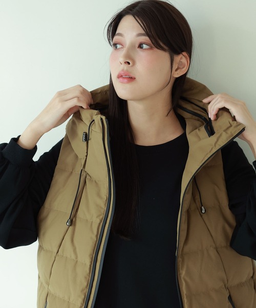 Filomo（フィローモ）の「[Filomo]ダウンベスト弱はっ水（ダウンベスト・レディース・キャメル/グレイッシュブルー/カーキ/ネイビー/ブラック/モカ/アイボリー/モスグリーン・M/L/LL）」の21枚目の写真