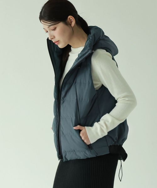 Filomo（フィローモ）の「[Filomo]ダウンベスト弱はっ水（ダウンベスト・レディース・キャメル/グレイッシュブルー/カーキ/ネイビー/ブラック/モカ/アイボリー/モスグリーン・M/L/LL）」の12枚目の写真