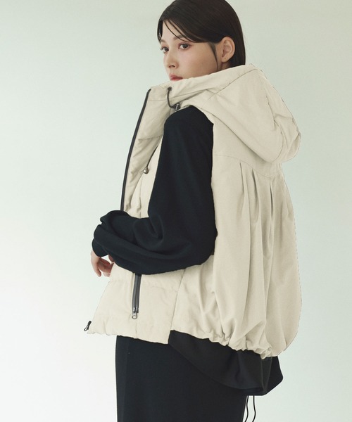 Filomo（フィローモ）の「[Filomo]ダウンベスト弱はっ水（ダウンベスト・レディース・キャメル/グレイッシュブルー/カーキ/ネイビー/ブラック/モカ/アイボリー/モスグリーン・M/L/LL）」の13枚目の写真