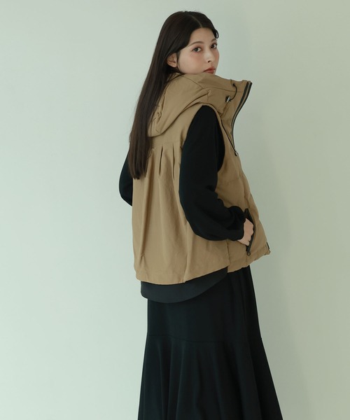 Filomo（フィローモ）の「[Filomo]ダウンベスト弱はっ水（ダウンベスト・レディース・キャメル/グレイッシュブルー/カーキ/ネイビー/ブラック/モカ/アイボリー/モスグリーン・M/L/LL）」の20枚目の写真