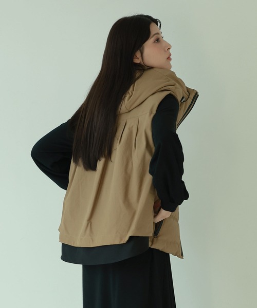 Filomo（フィローモ）の「[Filomo]ダウンベスト弱はっ水（ダウンベスト・レディース・キャメル/グレイッシュブルー/カーキ/ネイビー/ブラック/モカ/アイボリー/モスグリーン・M/L/LL）」の19枚目の写真