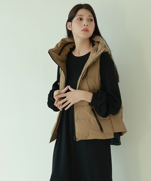 Filomo（フィローモ）の「[Filomo]ダウンベスト弱はっ水（ダウンベスト・レディース・キャメル/グレイッシュブルー/カーキ/ネイビー/ブラック/モカ/アイボリー/モスグリーン・M/L/LL）」の18枚目の写真