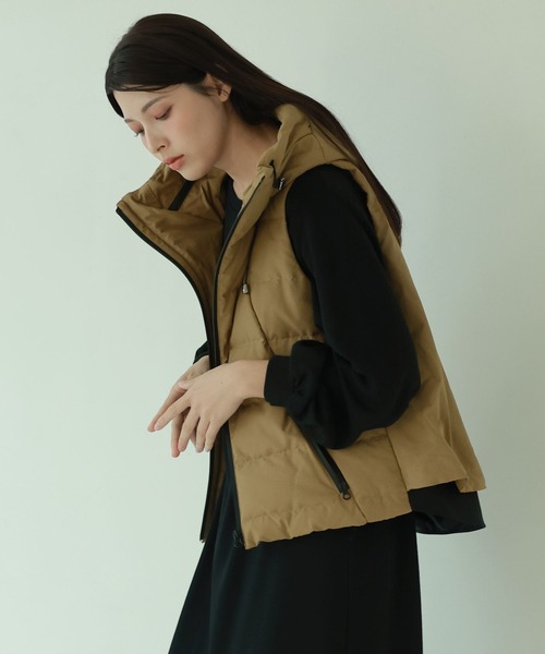 Filomo（フィローモ）の「[Filomo]ダウンベスト弱はっ水（ダウンベスト・レディース・キャメル/グレイッシュブルー/カーキ/ネイビー/ブラック/モカ/アイボリー/モスグリーン・M/L/LL）」の22枚目の写真