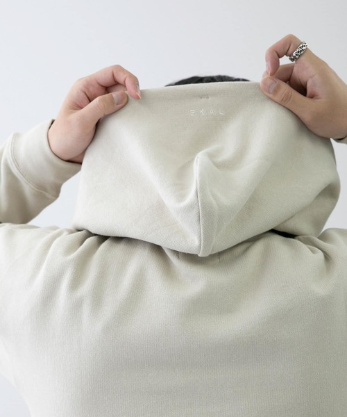 EKAL(エカル)の「EKAL コハニングライトウエイトフーディー(パーカー・メンズ・ベージュ/オレンジ系その他/チャコールグレー・MEDIUM/LARGE)」の14枚目の写真