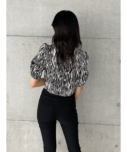 ENVYM（アンビー）の「スクエアネッククロップドＢＬ（シャツ/ブラウス・レディース・ホワイト/ブラック/マルチ・FREE）」の10枚目の写真