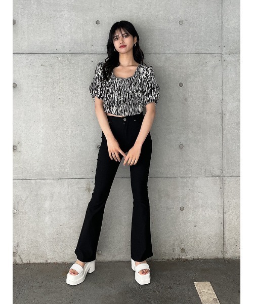 ENVYM（アンビー）の「スクエアネッククロップドＢＬ（シャツ/ブラウス・レディース・ホワイト/ブラック/マルチ・FREE）」の11枚目の写真