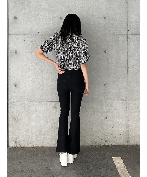 ENVYM（アンビー）の「スクエアネッククロップドＢＬ（シャツ/ブラウス・レディース・ホワイト/ブラック/マルチ・FREE）」の13枚目の写真