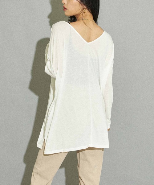ANAP（アナップ）の「VネックゆるロングTシャツ（Tシャツ/カットソー・レディース・ホワイト/ベージュ/ブラック/ミント/ピンクベージュ・FREE）」の2枚目の写真