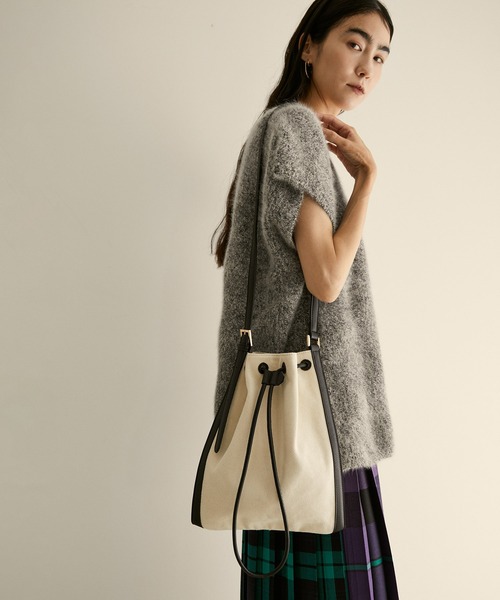 SALON adam et rope'（サロン アダム エ ロペ）の「キャンバスコンビ巾着ミドルバッグ（ショルダーバッグ・レディース・ブラック/キャメル・FREE）」の6枚目の写真