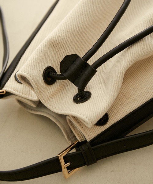 SALON adam et rope'（サロン アダム エ ロペ）の「キャンバスコンビ巾着ミドルバッグ（ショルダーバッグ・レディース・ブラック/キャメル・FREE）」の3枚目の写真