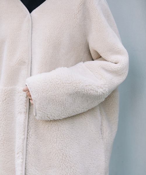 Munich(ミューニック)の「ウールシープボアムートンリバーシブルノーカラーコート(ムートンコート・レディース・アイボリー/ブラック/ライトベージュ・XS/S)」の13枚目の写真